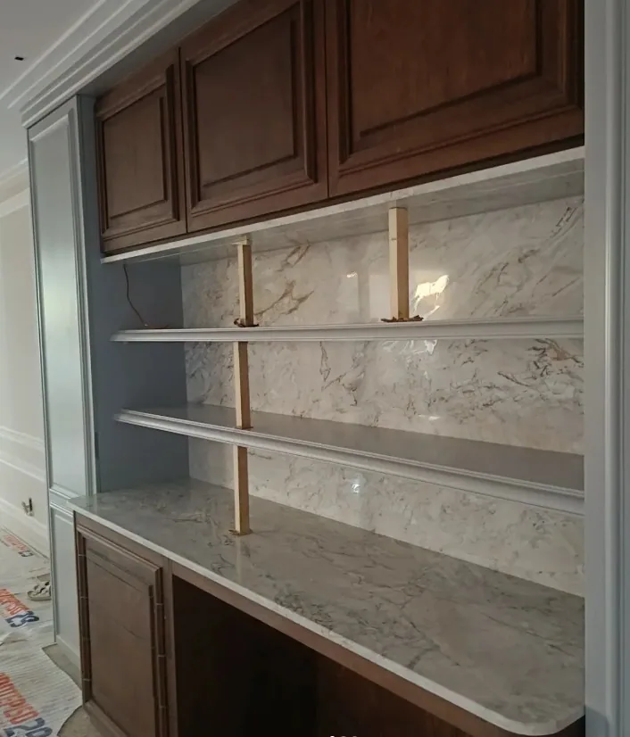 Copa classica com bancada e paginacao de parede em quartzito branco de veios acinzentados