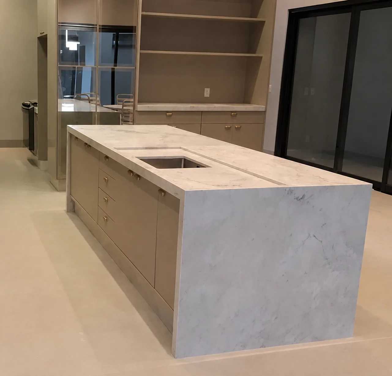 Ilha de cozinha em marmore Carrara com acabamento em cascata e cuba integrada