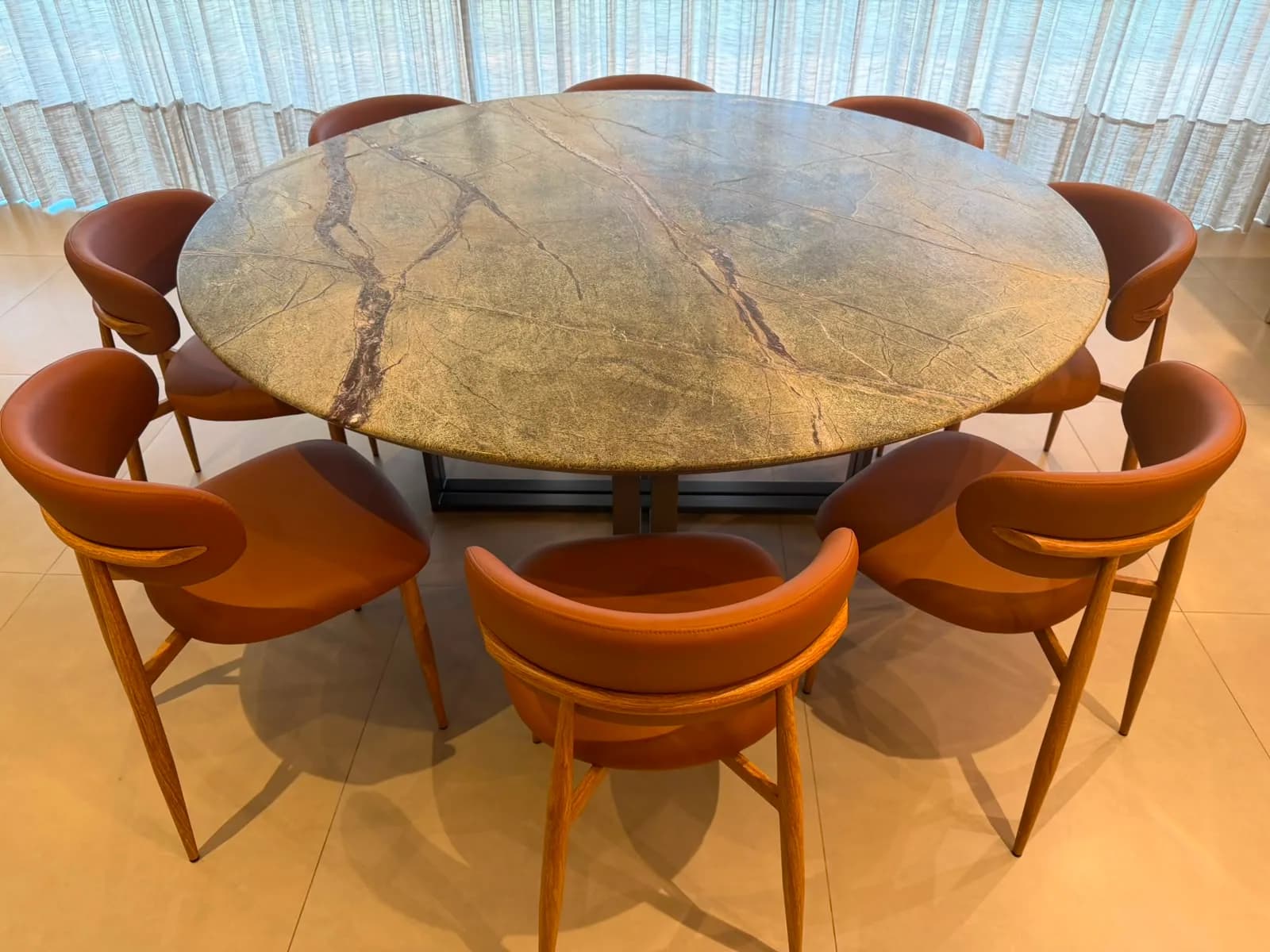 Mesa de jantar redonda em granito exotico Rain Forest Green com veios naturais marcantes
